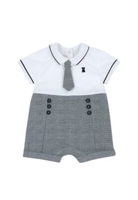 Combinaison à manches courtes avec un haut blanc, un col noir et un logo d'ours, et un short gris à carreaux avec des boutons décoratifs et un détail de nœud.