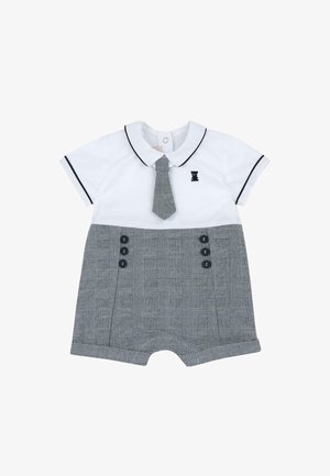 Combinaison à manches courtes avec un haut blanc, un col noir et un logo d'ours, et un short gris à carreaux avec des boutons décoratifs et un détail de nœud.