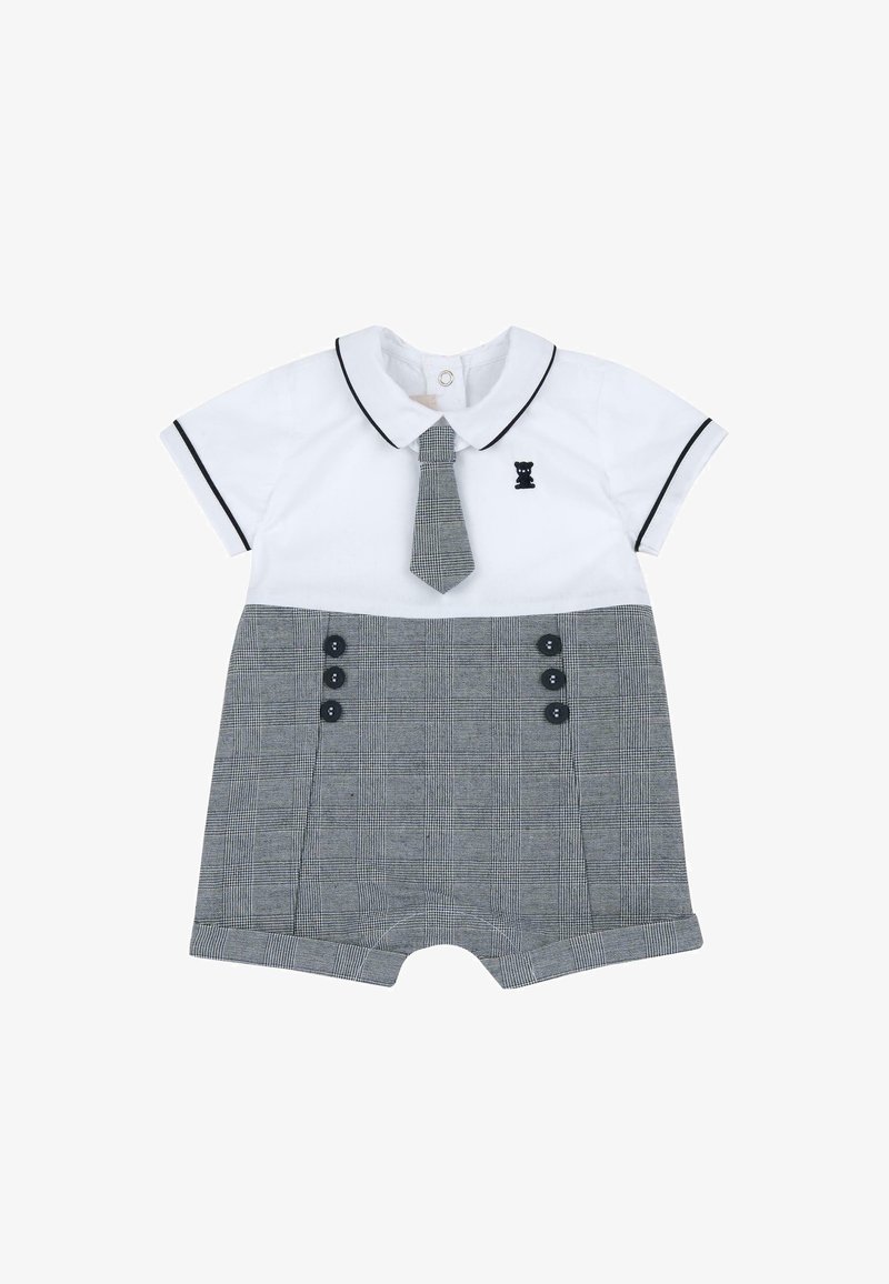 Combinaison à manches courtes avec un haut blanc, un col noir et un logo d'ours, et un short gris à carreaux avec des boutons décoratifs et un détail de nœud.