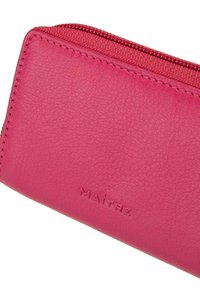 Cartera de piel rosa con un acabado texturizado, que presenta un cierre de cremallera y el logotipo en relieve "MAITRE" en la parte frontal. Forma rectangular compacta.