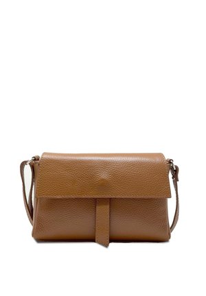 Borsa a tracolla in pelle marrone con finitura testurizzata, forma rettangolare, chiusura a pattina e tracolla regolabile. Design minimalista con dettagli sottili.