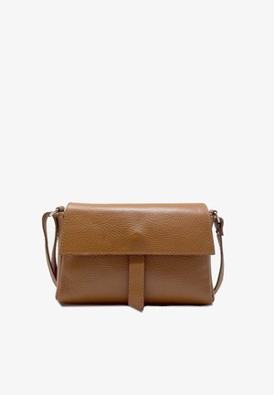 Braune Leder-Crossbody-Tasche mit strukturierter Oberfläche, rechteckiger Form, Klappenverschluss und verstellbarem Gurt. Minimalistisches Design mit subtilen Details.