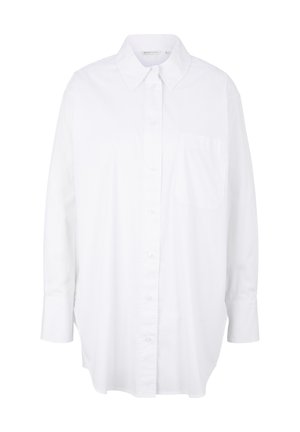 Biała koszula z długim rękawem, zapinana na guziki, ze szpiczastym kołnierzem i kieszenią na piersi, prezentowana na jednolitym tle.