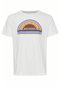 Balti medvilninė marškinė su daugiaspalve grafika, ant kurios yra tekstas "BLEND DENIM ORIGINAL BUILT IN BLUE" ruda, oranžine ir mėlyna spalvomis.