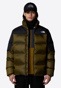 Kurtka puchowa w oliwkowej zieleni i czerni, z suwakiem, diamentowym pikowaniem i akcentami logo na klatce piersiowej oraz czapce.