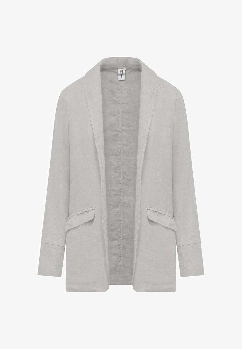 Lichtgrijze blazer met open voorkant, lange mouwen, sjaalkraag en twee klepzakken aan de voorkant, getoond tegen een witte achtergrond.