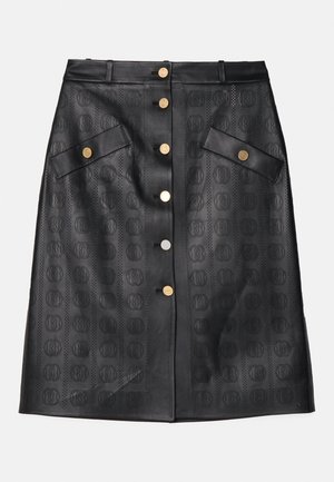 Mustast nahast seelik, millel on nupuväli, kaks klapp Taskut, pehme muster ja kuldse tooni metalldetailid. Ühtlane sile tekstuur.