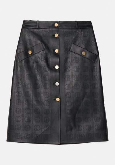 Zwarte leren rok met een knopenfront, twee klepzakken, een ingebosseld patroon en accenten in goudkleurige hardware. Gladde textuur overal.