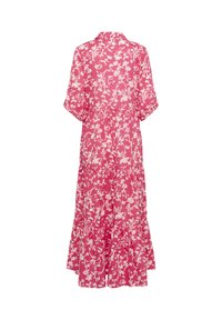 Rosa blommig klänning med trekvartslånga ärmar, lagerdesign, volangkant och vita botaniska mönster på ett lätt tyg.