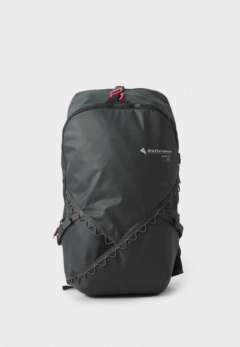 Schwarzer Rucksack mit strukturierter Oberfläche, verziert mit roten Akzenten und dekorativen Nähten. Verstellbare Träger und ein Reißverschluss oben.