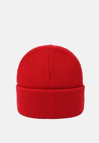 Rote gestrickte Mütze mit geripptem Design, ausgestattet mit einem umgeschlagenen Saum und einer abgerundeten Oberseite. Einheitliche Farbverteilung ohne sichtbare Muster oder Akzente.