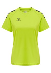 Camiseta deportiva de manga corta color verde lima, hecha de tejido que absorbe la humedad. Presenta detalles en negro en los hombros y un pequeño logo en el pecho.