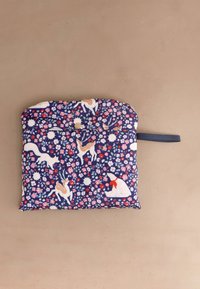 Funda de tela en azul oscuro con patrón floral. Presenta ciervos, zorros y osos polares ilustrados. Incluye una cremallera y una correa de tela para la muñeca.