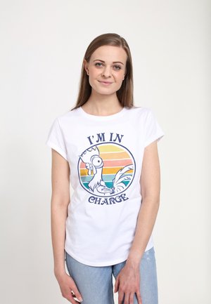 Hvid bomulds t-shirt med en grafik af en tegneseriehaner, der bærer en krone, med teksten "JEG ER ANSVARLIG," sat mod en stribet solnedgangsbaggrund.
