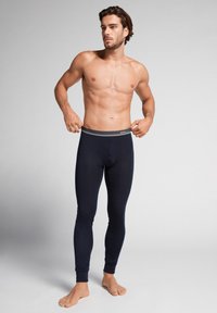 Maritieme lange onderkleding met een zachte textuur en een aansluitend ontwerp, voorzien van een grijze tailleband met merklogo en taps toelopende enkelmanchetten.