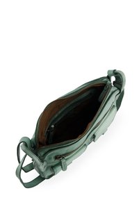 Grüne Lederhandtasche mit offenem Oberteil, das ein braunes Innenfutter und Reißverschlüsse zeigt. Verfügt über robuste Träger und mehrere Taschen.