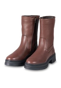 Botas de tobillo de cuero marrón con un acabado texturizado, que presentan un zipper lateral, puntera redonda y una suela gruesa de goma negra.