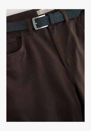 Lige pasform brune bukser med et struktureret mørkeblå bælte. Har kontrasterende orange syninger og et klassisk fem-lomme design.