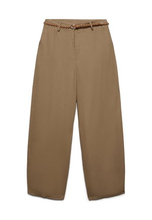 Hoch taillierte, weit geschnittene beige Hose mit Vordertaschen und einem geflochtenen braunen Gürtel in der Taille, dargestellt vor weißem Hintergrund.