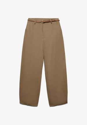 Hoch taillierte, weit geschnittene beige Hose mit Vordertaschen und einem geflochtenen braunen Gürtel in der Taille, dargestellt vor weißem Hintergrund.