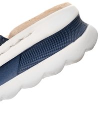 Nahaufnahme der weißen Schuhsohle mit blau strukturiertem Griffbereich und beigem Wildlederoberrand.