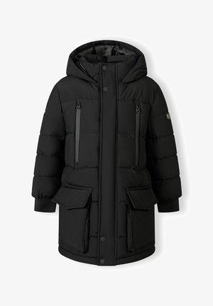 Fekete puffernadrág kapucnival, vízszintes varrásokkal, két cipzáros zsebével a mellkasnál, két elülső fedeles zsebével és bordás mandzsettával.