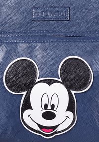 Borsa blu navy caratterizzata da un tessuto testurizzato e da un grande patch di Topolino in bianco e nero con dettagli ricamati. Logo nella parte superiore.