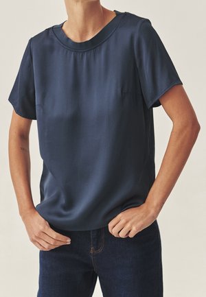 Marineblauwe blouse met korte mouwen gemaakt van een gladde stof. Heeft een ronde hals en een losse pasvorm, met een minimalistisch ontwerp en zonder zichtbare patronen.