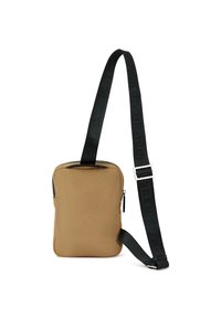 Braune Nylon-Crossbody-Tasche mit schwarzem, verstellbarem Tragegurt, geprägtem Branding, Reißverschluss und einer Vorderentasche. Kompakte und rechteckige Form.