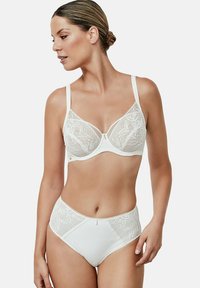 Witte kanten bh en high-waisted slip, voorzien van bloemmotieven, gladde stof en delicate stikdetails. Deze lingerie set ziet er elegant uit.