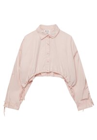 Chemise courte rose clair à manches longues avec boutons, col, cordons élastiques à l'ourlet et aux poignets, et une petite étiquette blanche à l'intérieur du col.