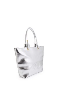 Bolso de mano plateado con un acabado de cuero texturizado y brillante. Presenta dos asas largas y un logo embosado en la parte delantera. Accesorios en dorado.