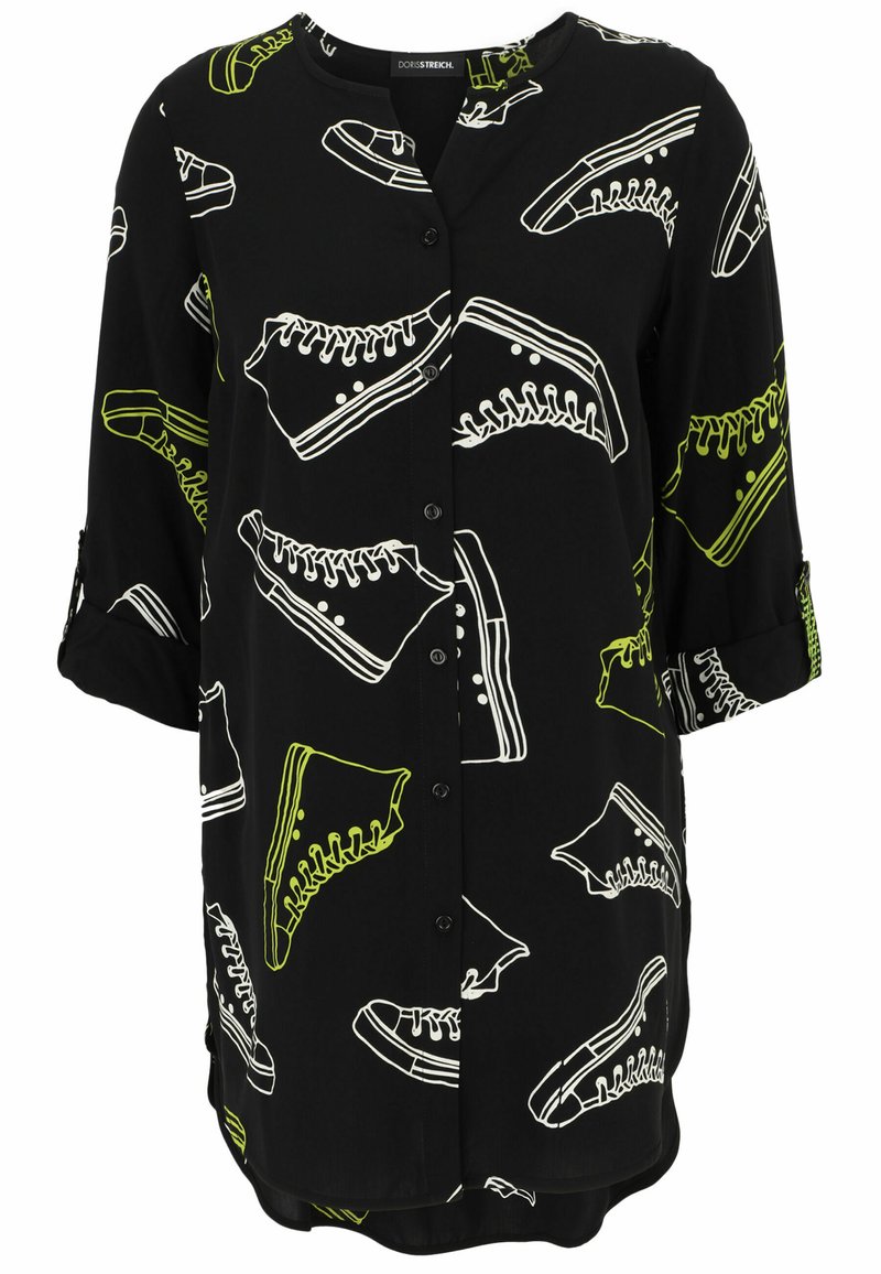 Schwarzes Hemd mit Knöpfen, das weiße und neongrüne Sneaker-Drucke zeigt, mit abgerundetem Saum und hochgerollten Ärmeln. Glatte Stoffoberfläche.