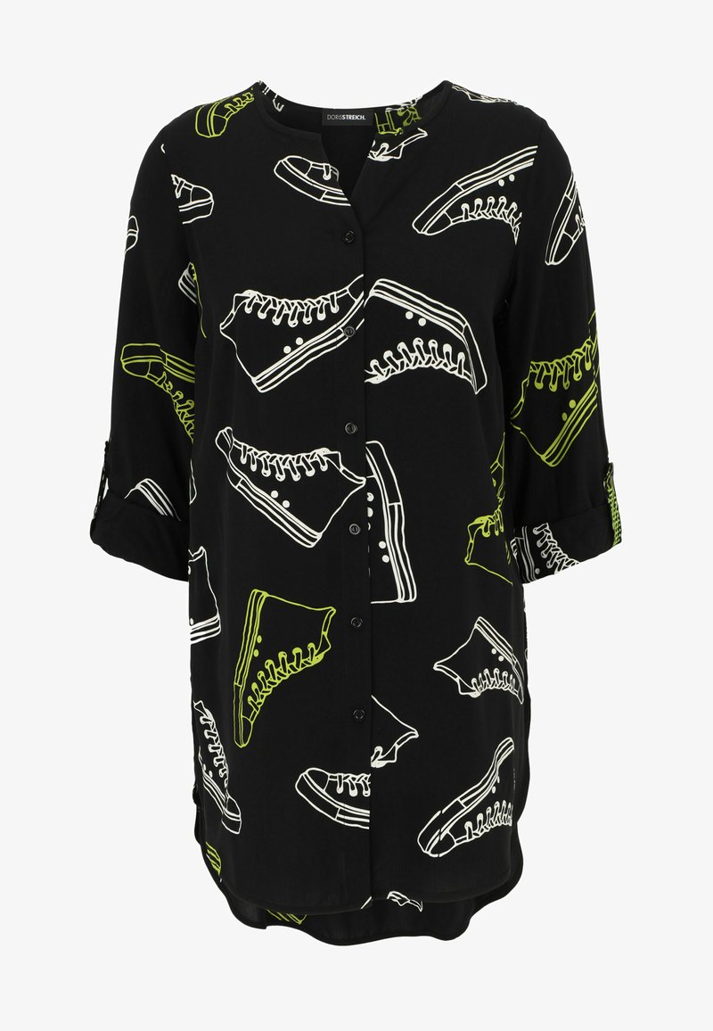 Schwarzes Hemd mit Knöpfen, das weiße und neongrüne Sneaker-Drucke zeigt, mit abgerundetem Saum und hochgerollten Ärmeln. Glatte Stoffoberfläche.