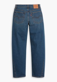 Jeans en denim bleu, design à jambe droite, présentant deux poches arrière avec des coutures courbes et une patch en cuir à la taille. Texture légèrement délavée.
