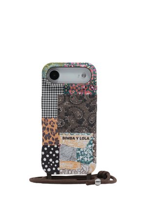 Funda de teléfono con patrones de patchwork que incluyen floral, paisley, leopardo, lunares y cuadros vichy, con la marca "BIMBA Y LOLA" y una correa marrón adjunta.