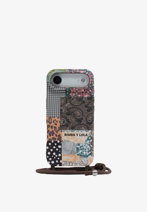 Etui na telefon z wzorami patchwork, w tym kwiatowe, paisley, lamparcie, w kropki i w kratkę, markowe "BIMBA Y LOLA", z przymocowanym brązowym paskiem.