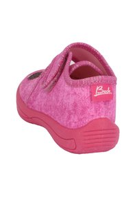 Rosa Klettschuh mit strukturiertem Stoff, runder Form, glitzernden Akzenten am Riemen und durchgehender Gummisohle. Markenlogo an der Ferse.