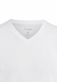 Weißes V-Ausschnitt-T-Shirt aus Baumwolle mit modernem Schnitt, mit einem Etikett, das die Marke "Olym" und die Größe "M" innen gedruckt zeigt.