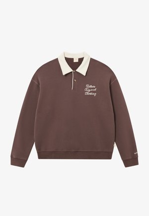 Felpa marrone con colletto a polo bianco, con ricamo "Belbo Original Clothing" sul lato sinistro e polsini a costine.