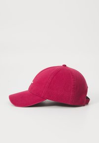 Casquette de baseball en coton rouge avec une visière incurvée, design à six panneaux et sangle ajustable à l'arrière. Texture lisse avec des détails de coutures subtils.