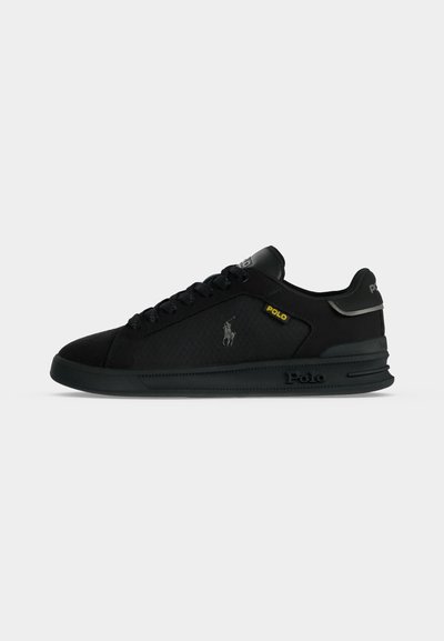 Μαύρο low-top sneaker Polo Ralph Lauren με υφή στο πλάι, κλείσιμο με κορδόνια και λογότυπα στο πλάι και στη σόλα.