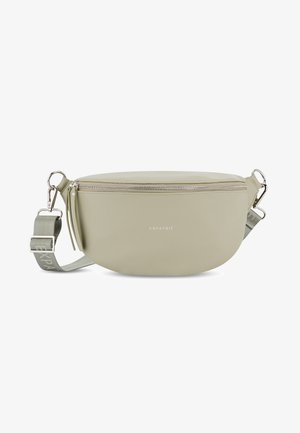 Lys olivengrøn crossover-taske lavet af glat materiale, med en sølv lynlås, justerbar skulderrem og branding på remmen.