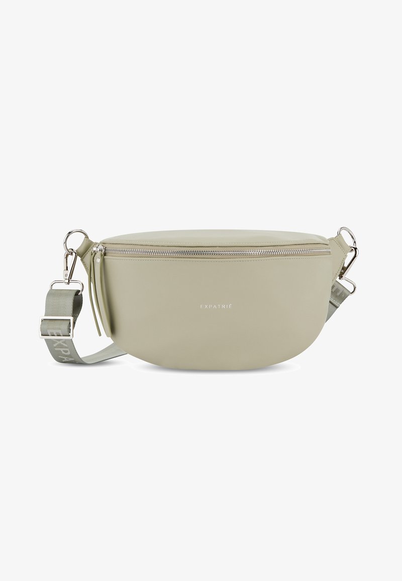 Světle olivově zelená krosbodi taška vyrobená z hladkého materiálu, s malým stříbrným zipem, nastavitelným popruhem a logem na popruhu.