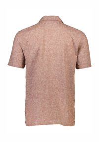 Camisa de manga corta en una tela texturizada de color rosa claro. Presenta un collar clásico y un corte relajado con dobladillo recto. Sin logotipos visibles.