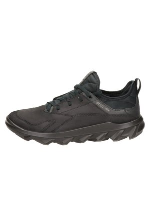 Musta matala sneaker, jossa paksu kestävä pohja, edessä nauhat ja pehmustettu kaulus, sivulla merkintä "ecco mx".