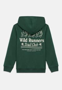 Temno zelena kapuca z tremi ilustracijami tekačih rac in besedilom "Wild Runners Trail Club" ter "Vreme nas ne more ujeti" na hrbtni strani.