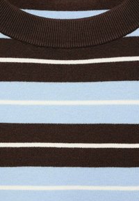 Primo piano di un maglione lavorato a maglia con strisce orizzontali in azzurro chiaro, marrone scuro e bianco, dotato di un colletto a coste marrone scuro.