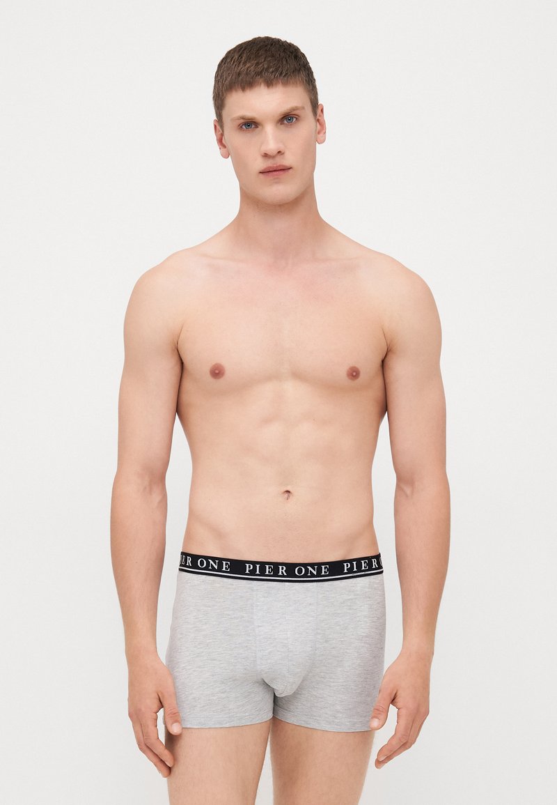 Boxeri scurți din bumbac gri cu un brâu elastic negru, pe care este inscripționat textul "PIER ONE" în alb. Formă ajustată și textură netedă.