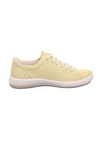 Gelbe Wildledersneaker mit weißen Schnürsenkeln, gepolstertem Kragen und strukturiertem Gummi-Soled. Die Seitenansicht zeigt ein minimalistisches Design und eine glatte Oberfläche.